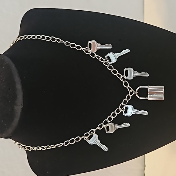 Vintage Silvertone Lock & Key 16"L Necklace - Picture 1 of 5